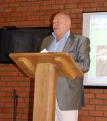 Микола Жулинський керує роботою…